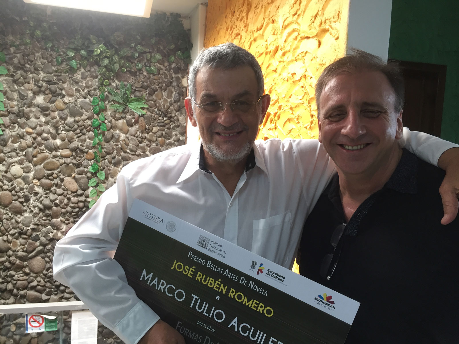 Guillermo Ferreyro y el escritor colombiano Marco Tulio Aguilera