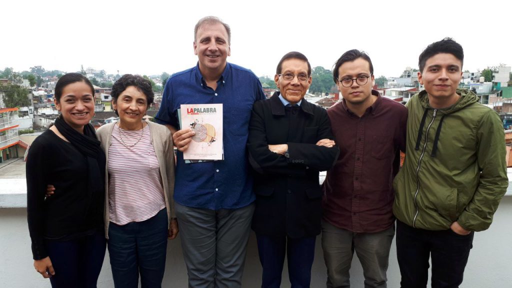 Junto al director de la revista, Dr. Mario Muñoz y su equipo de colaboradores.