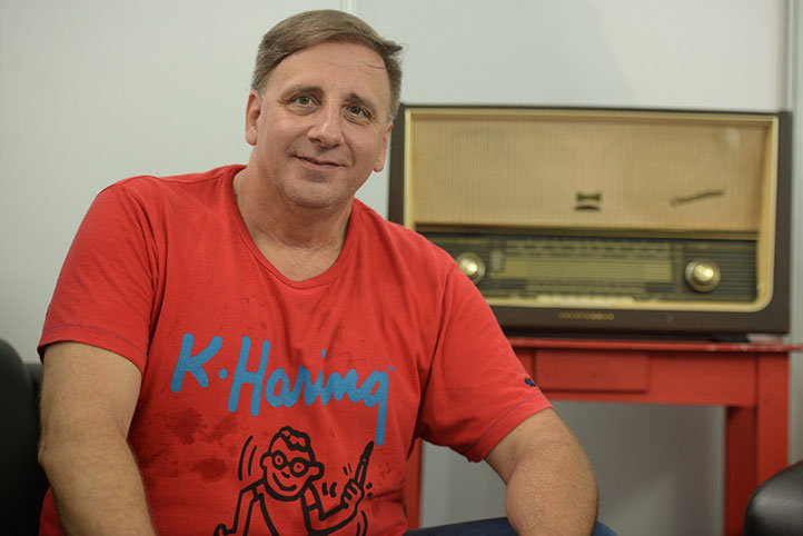 Foto del autor Guillermo Ferreyro entrevistado pro universo